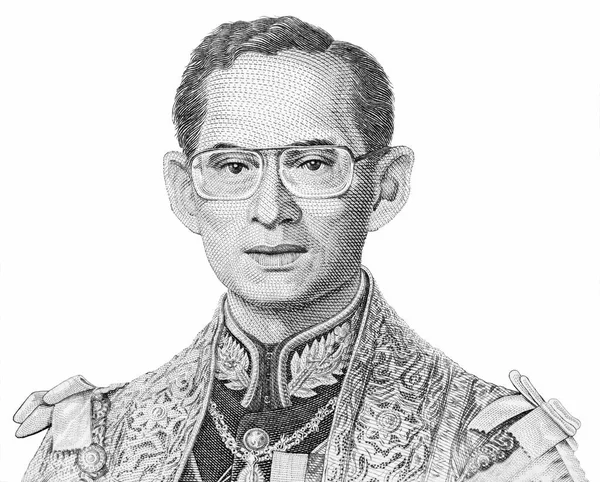 国王拉玛九世身穿武装部队最高统帅的制服 身穿仪式服装 是来自泰国的肖像钞票 — 图库照片