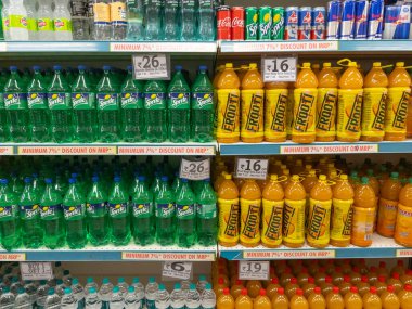 8 Kasım 2021 'de Pune India' daki bir süpermarketin raflarında karbonatlı meşrubat ve meyve suları sergilendi.