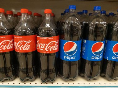 30 Ağustos 2021 'de Hindistan' ın Pune kentindeki bir süpermarketin rafında plastik Coca Cola ve Pepsi şişeleri bir arada duruyordu.