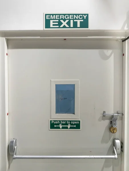 Uma Porta Saída Que Indique Placa Sinalização Saída Emergência Sistema — Fotografia de Stock