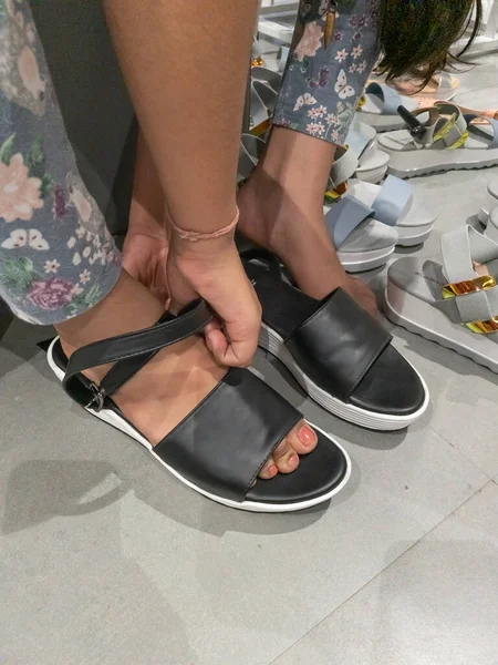 Görünmeyen Bir Kadın Modelinin Sandalet Giydiği Yakın Plan — Stok fotoğraf