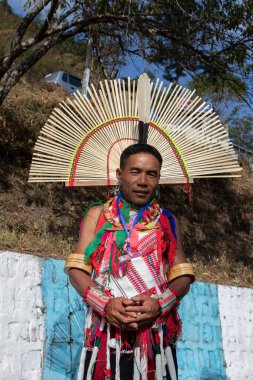 4 Aralık 2016 'da Kohima Nagaland Hindistan' da geleneksel giyinmiş bir Naga kabilesinin portresi