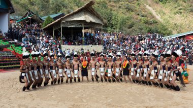 2 Aralık 2016 'da Nagaland Hindistan' da Hornbill festivali sırasında geleneksel kıyafet dansı yapan bir grup naga kabile üyesinin seçici odak noktası.