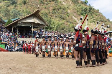  4 Aralık 2016 'da Hindistan' da Hornbill festivali sırasında geleneksel dans kıyafetlerini giymiş olan Naga kabilesi erkekleri ve kadınları