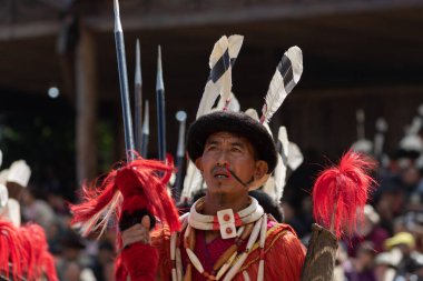 4 Aralık 2016 'da Kohima Nagaland Hindistan' da geleneksel kıyafetlerle geleneksel silahlarla Naga kabilesi üyesi