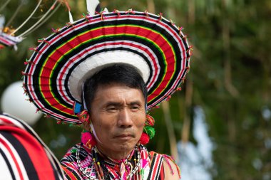 4 Aralık 2016 'da Kohima Nagaland Hindistan' da geleneksel kıyafet ve başlık giymiş bir Naga kabilesinin portresi