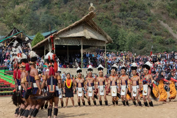 2 Aralık 2016 'da Nagaland Hindistan' da Hornbill festivali sırasında geleneksel kıyafet dansı yapan bir grup naga kabile üyesinin seçici odak noktası.