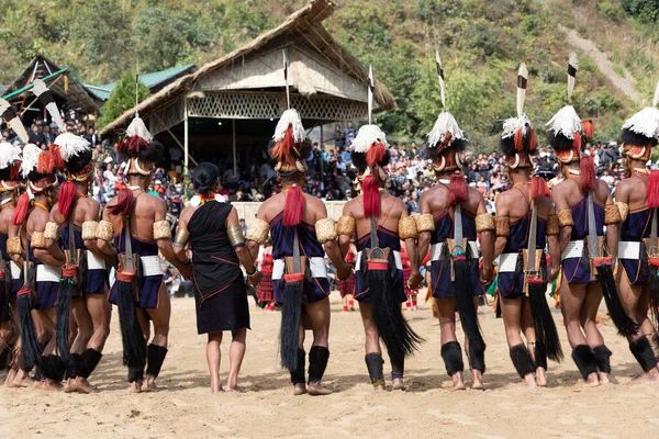 Imagem Seletiva Foco Grupo Homens Mulheres Tribo Naga Vestidos Com — Fotografia de Stock