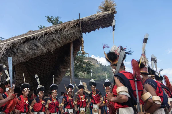 Grupo Tribos Naga Vestidas Com Seu Traje Tradicional Dançando Durante — Fotografia de Stock