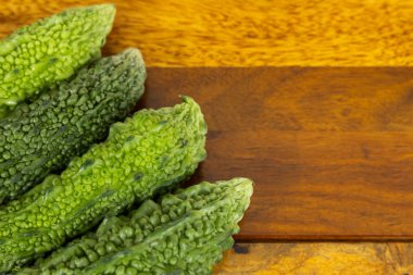 Taze ve yeşil acı kabak kabağı. Kopya alanı olan ahşap bir masada saklanır.