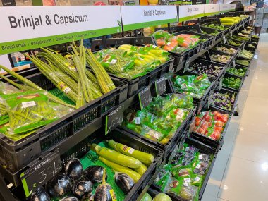 3 Ağustos 2021 'de Pune Hindistan' daki bir süpermarkette konteynırlarda sergilenen taze yeşil organik sebzelerin seçici odak görüntüsü