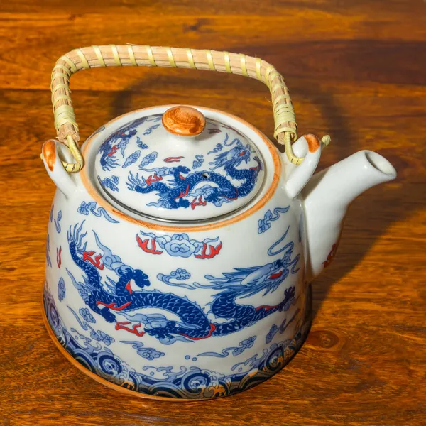 Een Thee Pot Met Handvat Traditionele Chinese Draken Gemaakt Het — Stockfoto