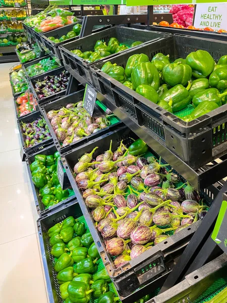 Selektive Fokusaufnahme Von Frischem Grünen Bio Gemüse Containern Einem Supermarkt — Stockfoto