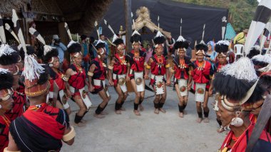 Nagaland 'ın geleneksel dansı, 1 Aralık 2916 tarihinde Nagaland Hindistan' da düzenlenen Hornbill Festivali sırasında Naga kabilesi tarafından geleneksel kıyafetleriyle sahnelendi.