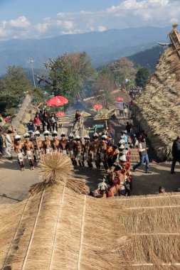 2 Aralık 2016 'da Nagaland Hindistan' da Hornbill festivali sırasında geleneksel kıyafet dansı yapan bir grup naga kabile üyesinin seçici odak noktası.