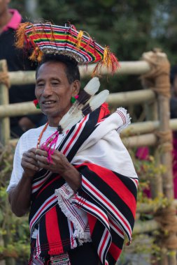 4 Aralık 2016 'da Kohima Nagaland Hindistan' da geleneksel giyinmiş bir Naga kabilesinin portresi.