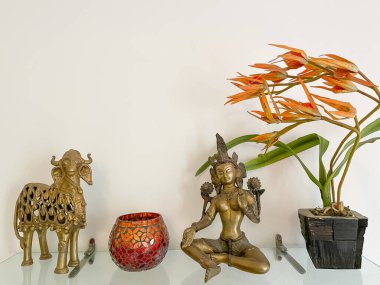 Metal şekilli dekoratif bir cam benlik insan figürü ve üzerinde bir hayvan sergilendi.