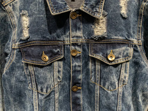 Vorderseite Einer Verwitterten Blauen Jeansjacke Mit Taschen Und Knöpfen — Stockfoto