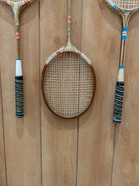 Vintage Wooden Badminton Rackets Hanging Wooden Wall Pattern Copy Space — Stock Fotó