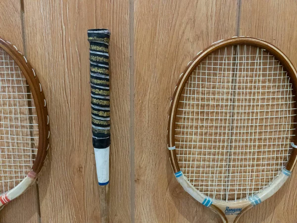 Vintage Wooden Badminton Rackets Hanging Wooden Wall Pattern Copy Space — Stok fotoğraf