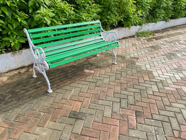 Una Bella Panchina Dipinta Verde Bianco Collocata Parco Con Ambiente — Foto Stock