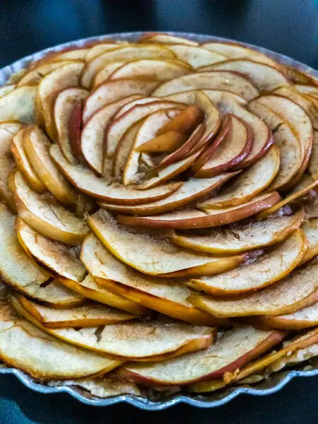 Taze pişmiş elmalı turta tabakta servis edilirken yakın mesafeden.