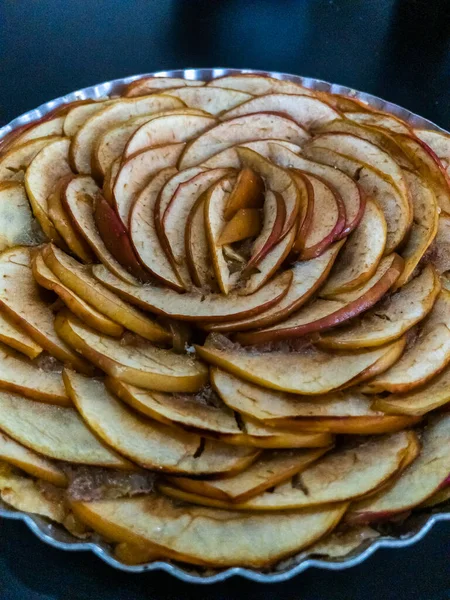 Taze pişmiş elmalı turta tabakta servis edilirken yakın mesafeden.