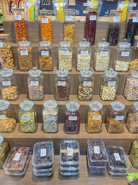 3 Ağustos 2021 'de Pune India' daki bir süpermarketin raflarındaki cam kavanozlarda düzgünce sergilenen çeşitli kuru meyveler.