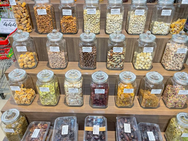 3 Ağustos 2021 'de Pune India' daki bir süpermarketin raflarındaki cam kavanozlarda düzgünce sergilenen çeşitli kuru meyveler.