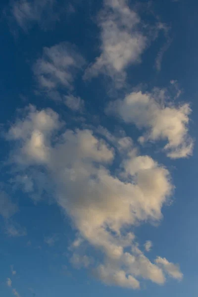 Wolkenmuster Blauen Himmel Das Einen Abstrakten Hintergrund Schafft — Stockfoto