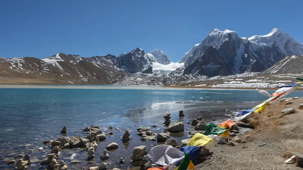 Gurudongmar Jezero Zemu Ledovcem Pozadí Tibetské Modlitební Vlajky Severní Sikkim — Stock fotografie