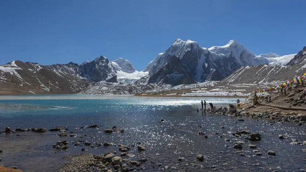 Gurudongmar Jezero Zemu Ledovcem Pozadí Tibetské Modlitební Vlajky Severní Sikkim — Stock fotografie