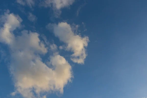 Wolkenmuster Blauen Himmel Das Einen Abstrakten Hintergrund Schafft — Stockfoto