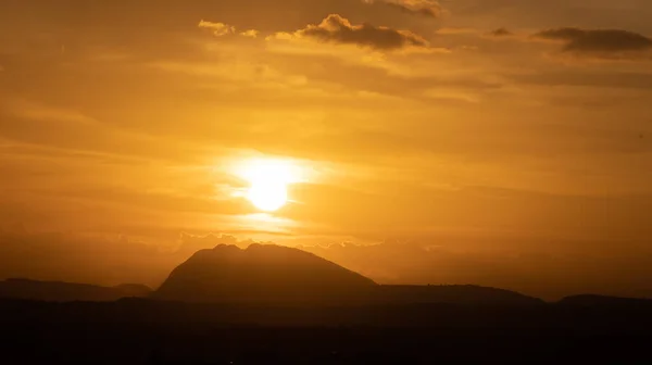 Sylwetka Wzgórza Przeciwko Pięknej Złotej Godzinie Światło Piękne Chmury Formacji — Zdjęcie stockowe
