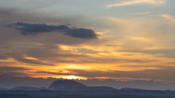 Силуэт Холма Против Красивого Золотого Часа Света Красивых Облаков Образования — стоковое фото