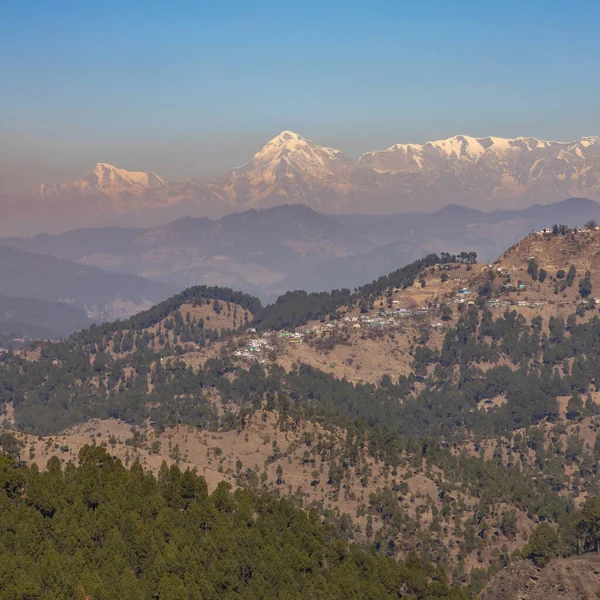 德维山脉喜马拉雅山雪峰上的全景明信片 — 图库照片