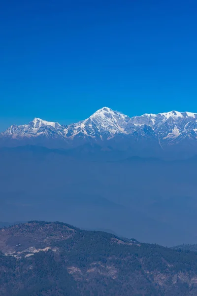 德维山脉喜马拉雅山雪峰上的全景明信片 — 图库照片