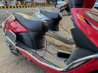 İki elektrikli scooter kabloyla şarj oluyor.