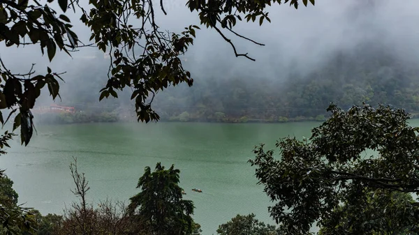 Una Vista Del Agua Color Verde Lago Nainital Con Niebla — Foto de Stock