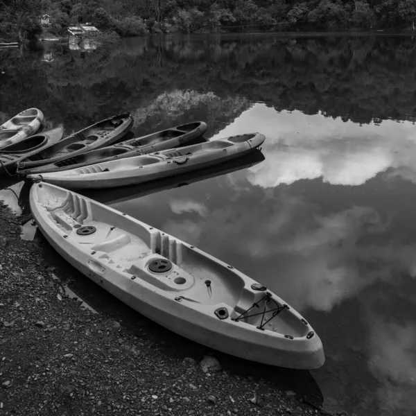 Bateaux Sur Rive Lac Avec Reflet Ciel Des Collines Tombant — Photo