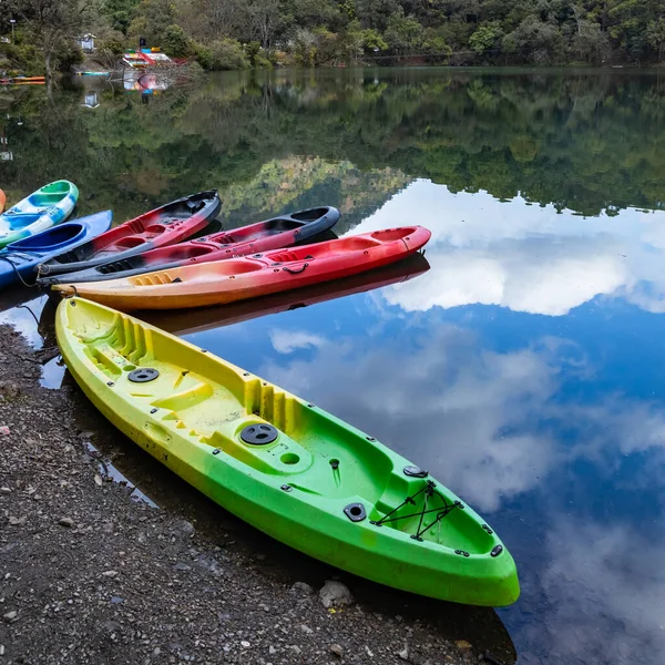 Barcos Coloridos Margem Lago Com Reflexo Céu Colinas — Fotografia de Stock