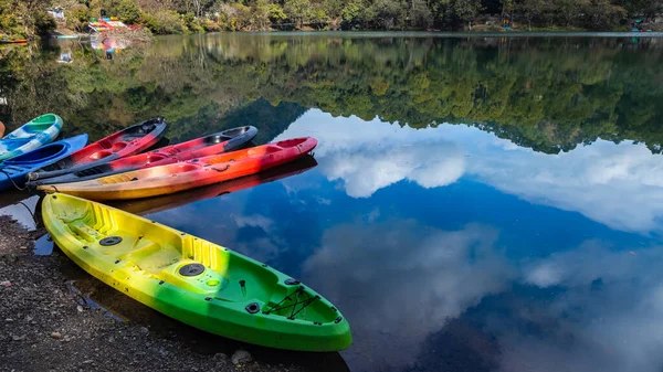 Barcos Colores Orilla Lago Con Reflejo Del Cielo Las Colinas — Foto de Stock