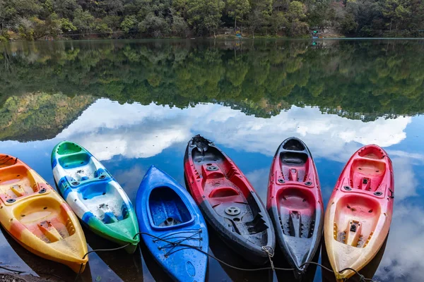 Bateaux Colorés Sur Rive Lac Avec Reflet Ciel Des Collines — Photo