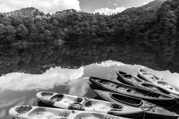 Bateaux Sur Rive Lac Avec Reflet Ciel Des Collines Tombant — Photo