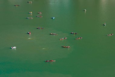 2 Ocak 2022 'de Hindistan' ın Nainital Uttarakhand kentindeki Naini Gölü 'nde kayıkla gezen insanların seçici odak noktası.