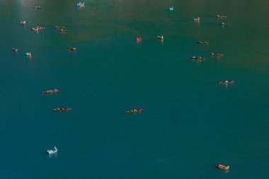 2 Ocak 2022 'de Hindistan' ın Nainital Uttarakhand kentindeki Naini Gölü 'nde kayıkla gezen insanların seçici odak noktası.