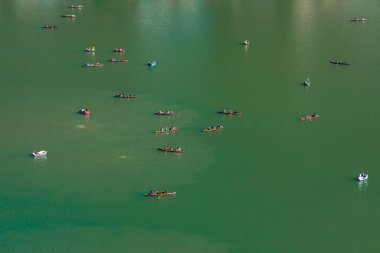 2 Ocak 2022 'de Hindistan' ın Nainital Uttarakhand kentindeki Naini Gölü 'nde kayıkla gezen insanların seçici odak noktası.