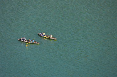 2 Ocak 2022 'de Hindistan' ın Nainital Uttarakhand kentindeki Naini Gölü 'nde kayıkla gezen insanların seçici odak noktası.