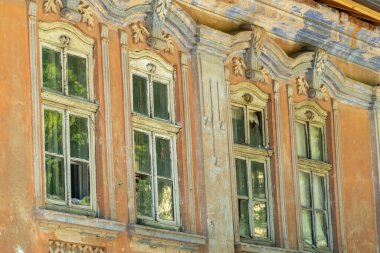 Pencerelerinde güzel mimari öğeleri olan eski bir bina.