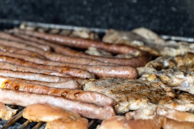 Kömür mangalında ızgara yapılan çeşitli etler.